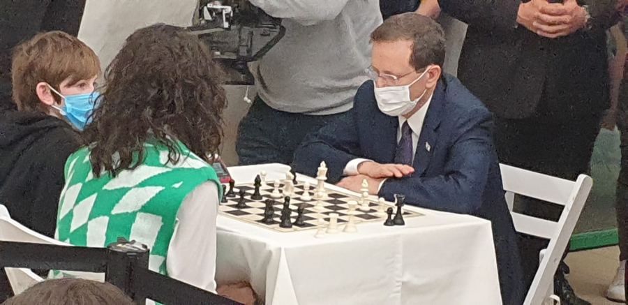 رئيس الدولة يشارك ا أطفال الجماهيري كفر برا في بطولة الشطرنج